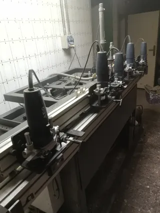 Máquina para hacer puertas en block