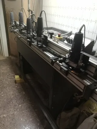 Máquina para hacer puertas en block