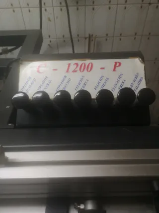 Máquina para hacer puertas en block