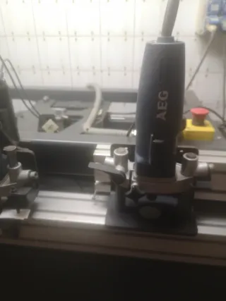 Máquina para hacer puertas en block