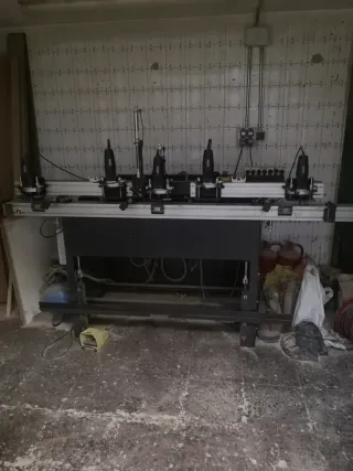 Máquina para hacer puertas en block