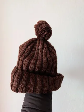 Gorro de lana marrón con pompón