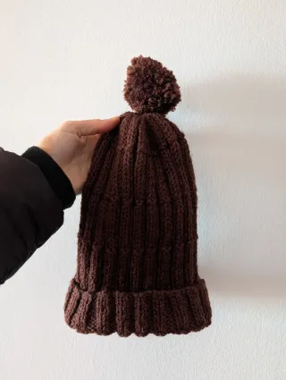 Gorro de lana marrón con pompón