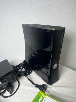Xbox 360 Negra + Juegos y Cargador