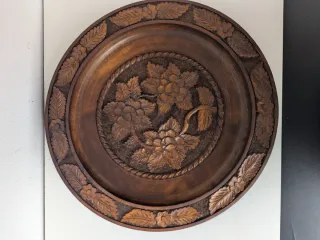 Piatto in legno decorativo intagliato