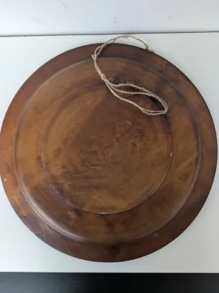 Piatto in legno decorativo intagliato