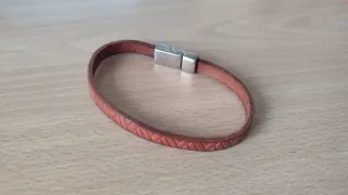 Pulsera de cuero marrón con cierre imán