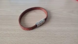 Pulsera de cuero marrón con cierre imán