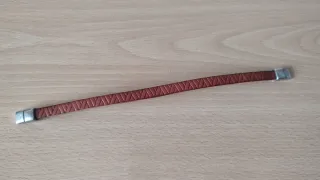 Pulsera de cuero marrón con cierre imán