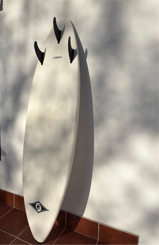 Tabla de surf blanca con quillas