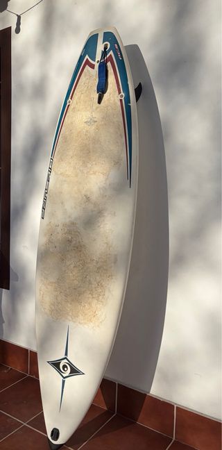 Tabla de surf blanca con quillas