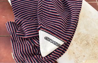 Tabla de surf blanca con quillas