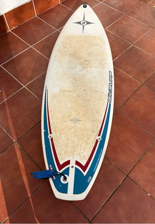 Tabla de surf blanca con quillas
