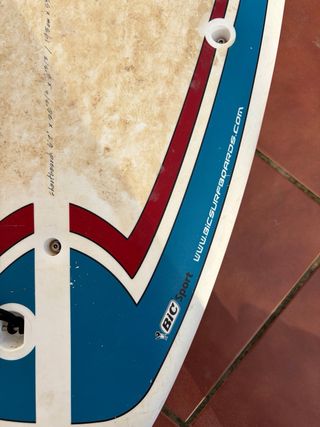 Tabla de surf blanca con quillas