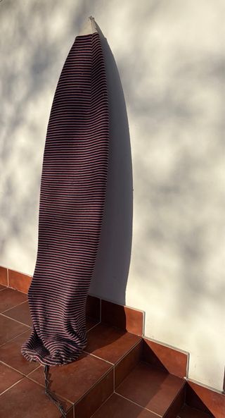 Tabla de surf blanca con quillas