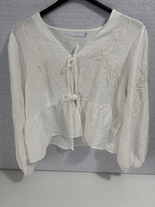 Blusa blanca con lazos y bordado MÍA-ME