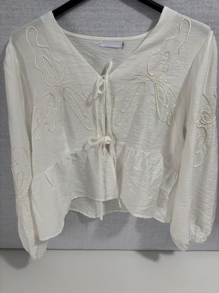 Blusa blanca con lazos y bordado MÍA-ME