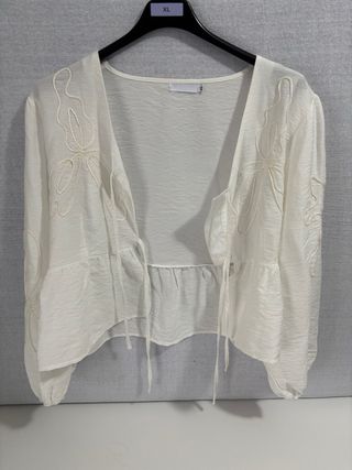 Blusa blanca con lazos y bordado MÍA-ME