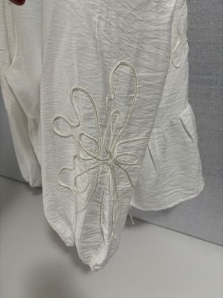 Blusa blanca con lazos y bordado MÍA-ME