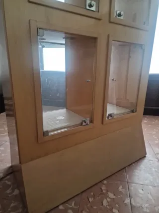 Vitrina expositora con ruedas