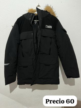 Chaqueta negra con capucha y pelo