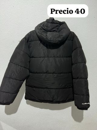 Chaqueta negra con capucha y pelo