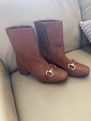 Stivaletti marroni con fibbia dorata