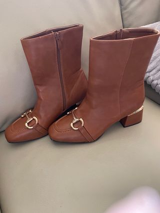 Stivaletti marroni con fibbia dorata