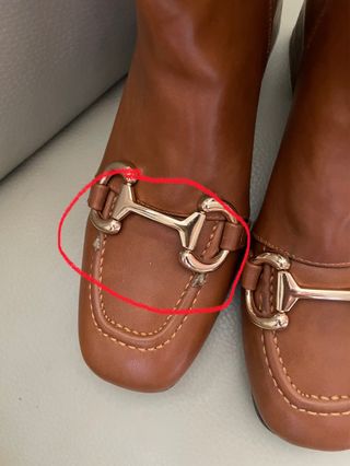 Stivaletti marroni con fibbia dorata