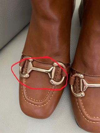 Stivaletti marroni con fibbia dorata