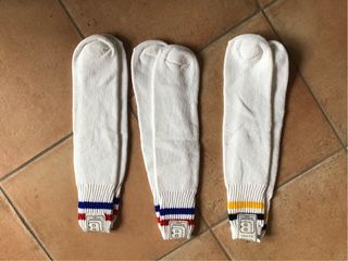 Tris calzini bianchi con righe colorate