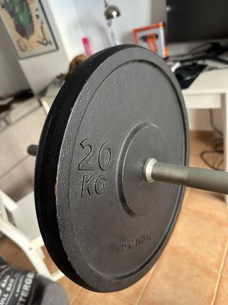 Banco de pesas con barra y discos
