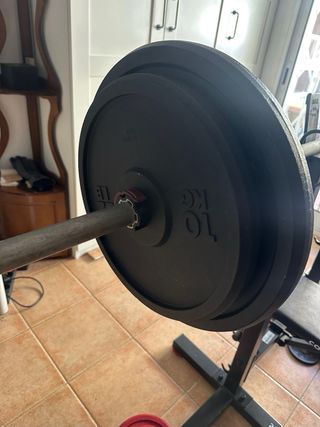 Banco de pesas con barra y discos