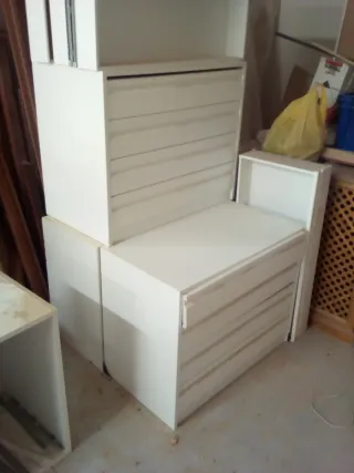 Cajoneras blancas de madera y plástico