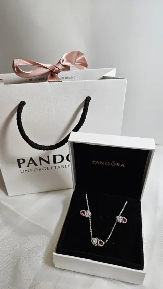 Collar y pendientes.  Lleva caja y bolsa