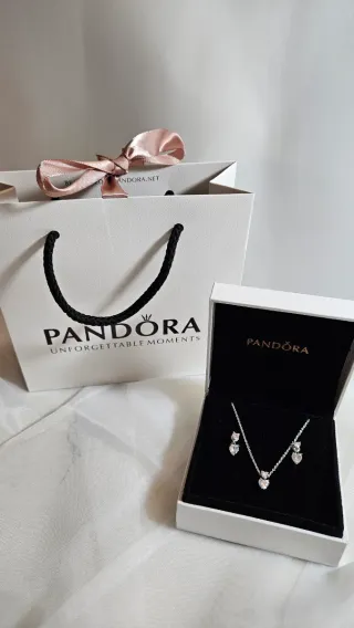 Collar y pendientes.  Lleva caja y bolsa