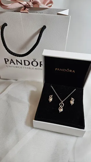 Collar y pendientes.  Lleva caja y bolsa