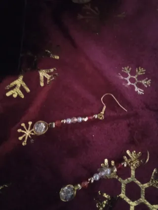 Pendientes largos con cuentas rojas y doradas