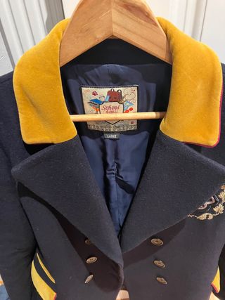 Abrigo Highly Preppy azul con detalles mostaza