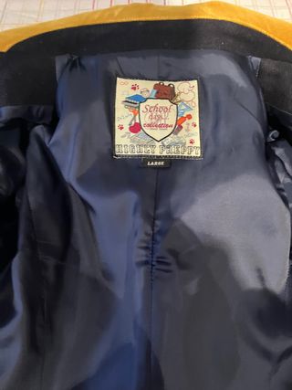 Abrigo Highly Preppy azul con detalles mostaza