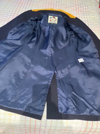 Abrigo Highly Preppy azul con detalles mostaza