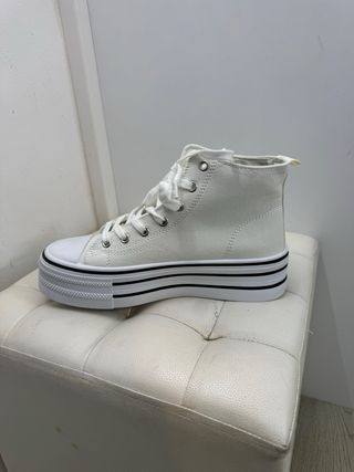 Tenis blancos con adornos