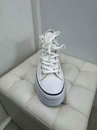 Tenis blancos con adornos