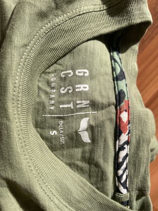 Camiseta verde con bolsillo estampado