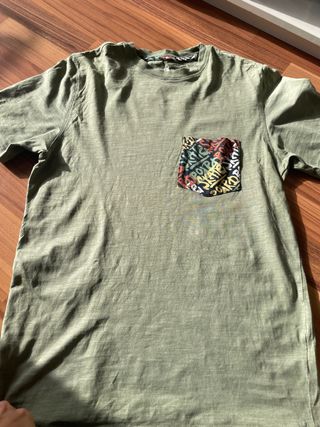 Camiseta verde con bolsillo estampado