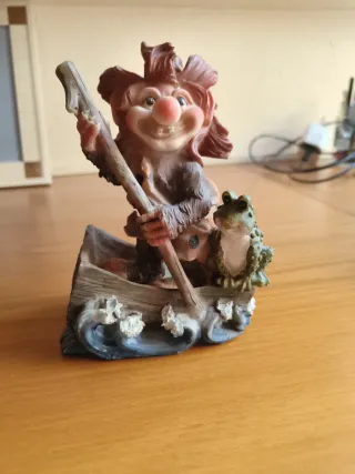 Figura de troll en barca con rana