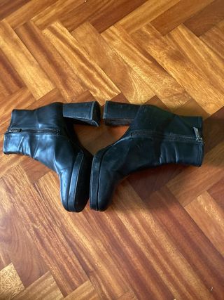 con la compra de estos botines regalo este par