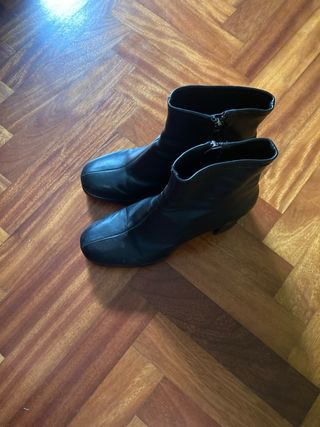 con la compra de estos botines regalo este par