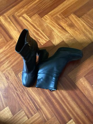 con la compra de estos botines regalo este par