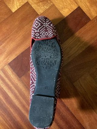 con la compra de estos botines regalo este par